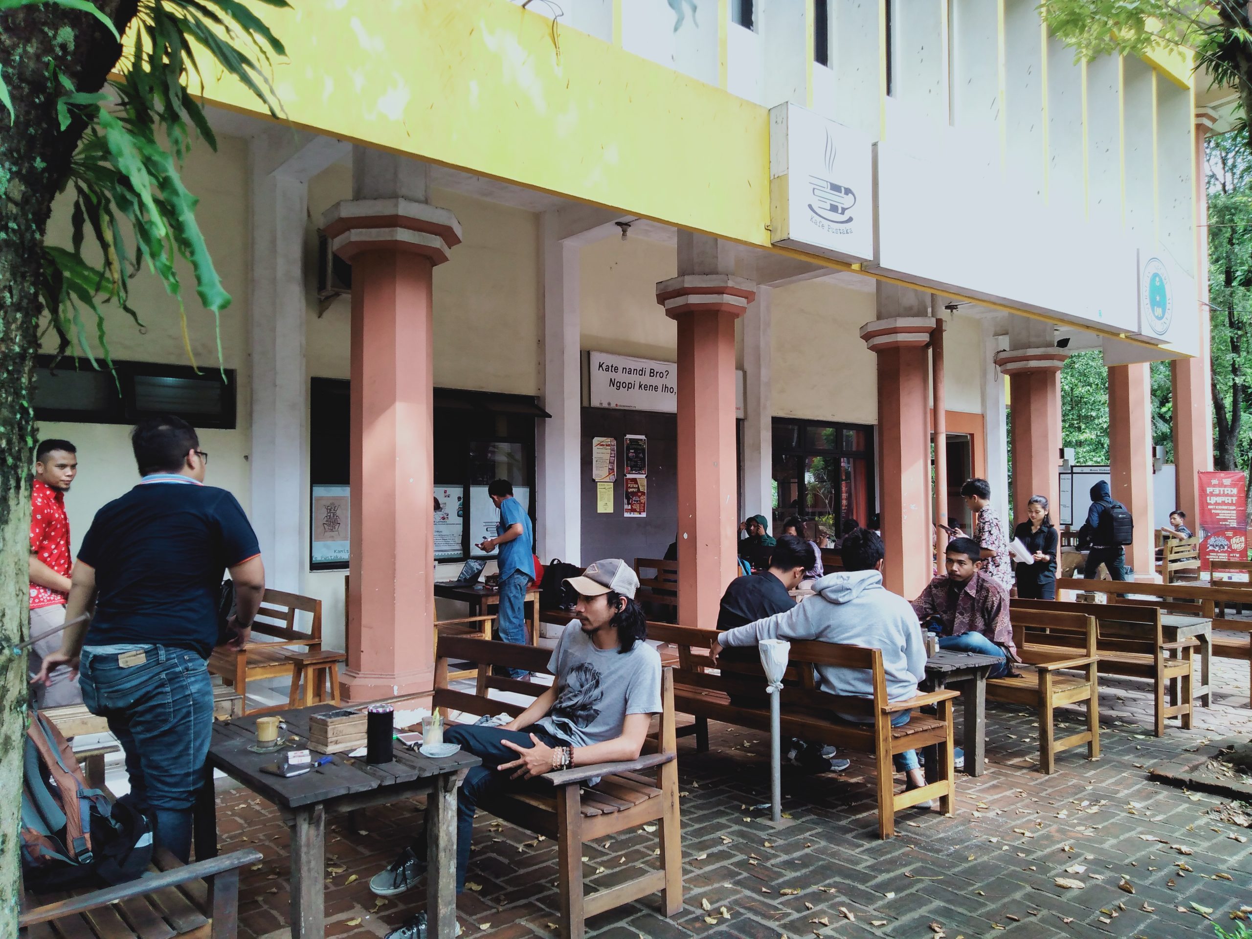 Kafe Pustaka Um Tempat Nongkrong Asik Di Tengah Kampus 