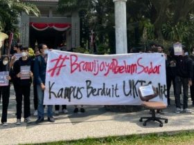 Mahasiswa Brawijaya Malang Demo Kejelasan Masalah UKT - Terasikip